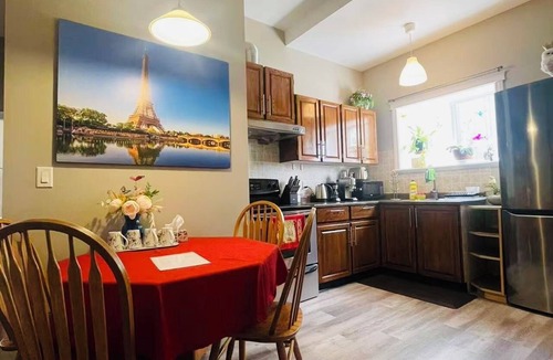 Saanich East House | Enjoyable 2-bedroom house in lovely Saanich Core neighborhood