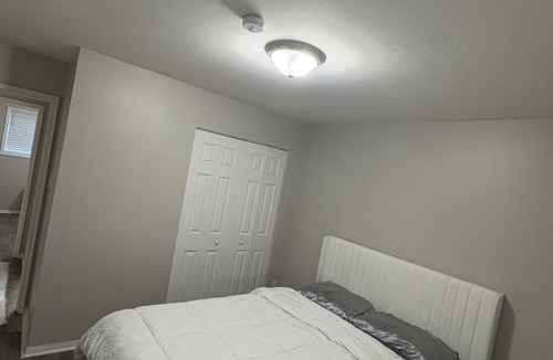 Hazel Park Apartment | Enjoyable 2-bedroom apartment with AC in Hazel Park
