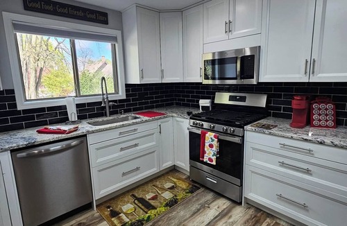 St. Charles Apartment | Enjoyable 2-bedroom apartment with AC in charming downtown St Charles