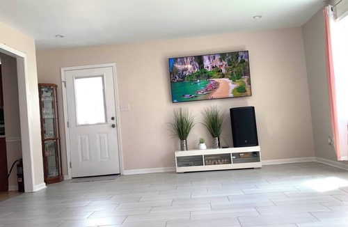 High Point House | Enjoyable 3-bedroom house with AC in charming High Point