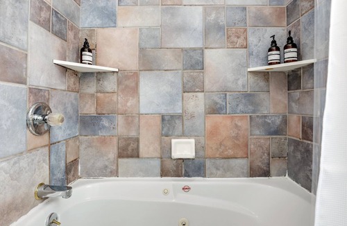 Madison Heights House | Enjoyable Stay for Families and Friends by Detroit