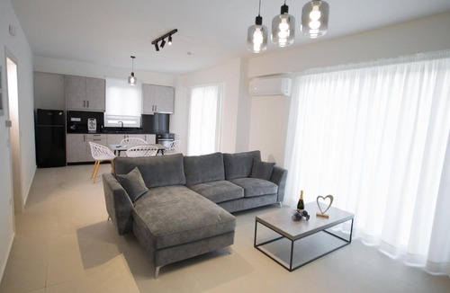Patras Apartment | Ennea suites- Dark suite