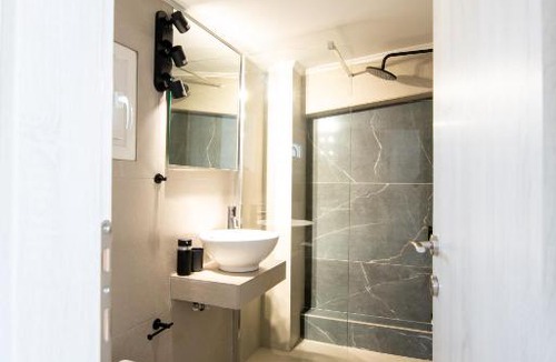 Patras Apartment | Ennea suites- Dark suite