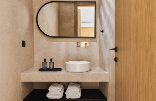 Pyrgos Hotel | Enorme EOS Santorini - Adults Only