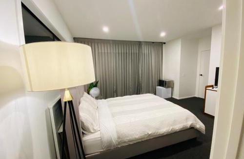 Wharewaka House | Ensuite bedroom at new house
