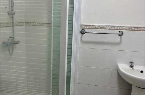 Cradley Cabin | Ensuite Family Room in Dudley