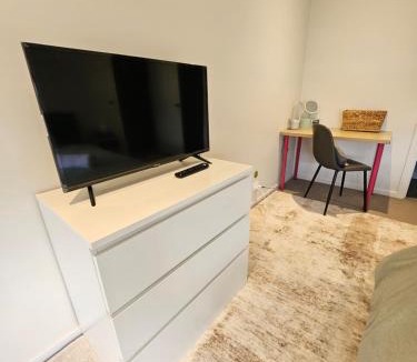 Melbourne House | Ensuite Homestay 30 mins drive from the Airport
