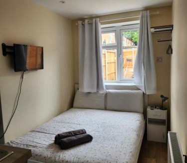 Crawley Apartment | Ensuite Studio Flat Crawley-Gatwick