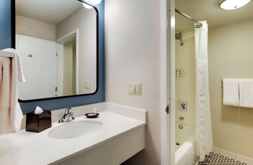 Oyster Point Hotel | Ensuring a Very Comfortable & Memorable Stay! Near Jack Drago Park