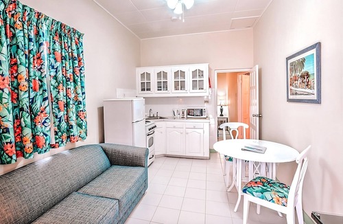 Worthing Apartment | Ensuring a Very Comfortable & Memorable Stay! Outdoor Pool, Beach Nearby!