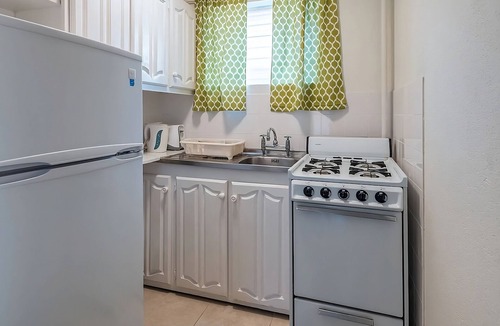 Worthing Apartment | Ensuring a Very Comfortable & Memorable Stay! Outdoor Pool, Beach Nearby!