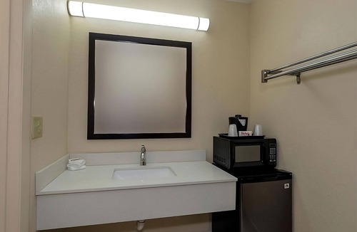 Ellenton Hotel | Ensuring a Very Comfortable & Memorable Stay! Pool, Pet-friendly, Free Parking!