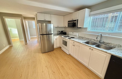 Okanagan-Similkameen House | Entertain w/Fire Pit, Patio, Yard, Huge TV & BBQ. Quiet neighbourhood. Pets OK