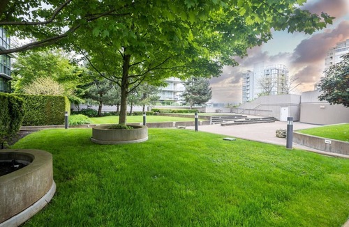 Richmond City Centre Condo | Entire 1-bed Condo Sleeps 4. Close to Airport & Downtown, 2-min Walk to SkyTrain