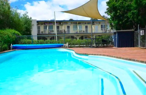 Griffith Apartment | Entire 1 bedroom fully furnished unit in the center of Canberra. Free parking