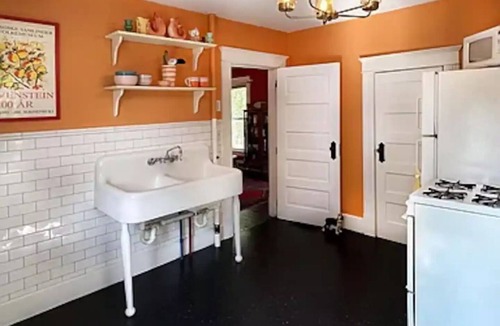 Beloit House | Entire 2 Bedroom Home near Beloit College