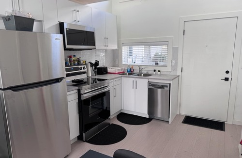 Sunset House | Entire 2-Level Private Guest House 10 min to YVR and 15 min to Downtown| Parking