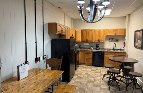 Centerville Apartment | Entire 3 Bedroom Apartment on Historic Centerville Square near Lake Rathbun