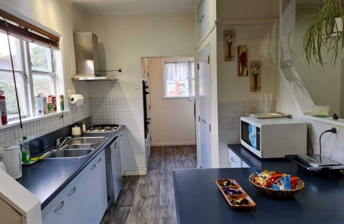 Lower Hutt House | Entire Bunglow in Central Hutt with FREE-WiFi