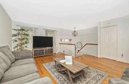 Montgomery Village House | Entire cheerful 4 br townhouse by the lake