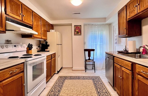 Washington House | Entire Colonial Private 3BR House Beside The Inn.Fast WiFi,tub,queen size bed