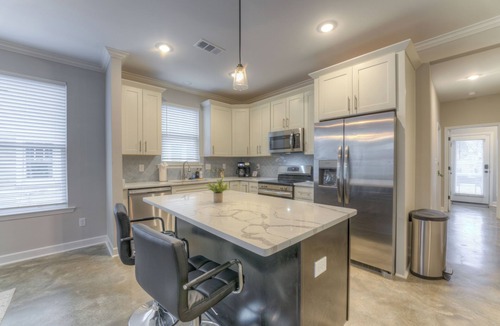 Crosstown House | Entire Cozy Duplex Ideal for Families & Groups