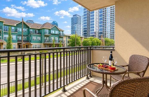 Beltline Apartment | Entire Downtown Condo steps to Stampede and BMO with Parking, 1,5 hrs to Banff