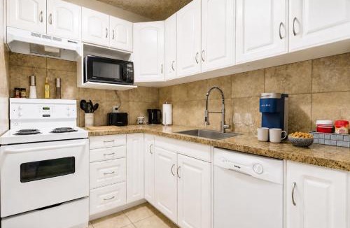Beltline Apartment | Entire Downtown Condo steps to Stampede and BMO with Parking, 1,5 hrs to Banff