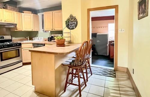 Gettysburg House | Entire Downtown Gettysburg Historic 4BR/3BA Home, Sleeps 8 with Free Parking