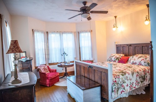 Dickerson Run House | Entire Farmhouse -Maple Bottom Farm Bed & Breakfast