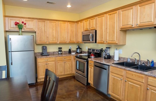 Kreole Apartment | Entire Ground Floor · 6BR 4BA · Sleeps 12 · W/D