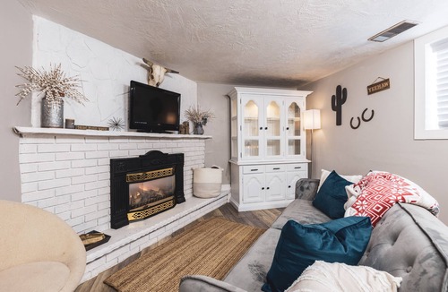 Roy House | Entire Guest Suite Near The Mountains