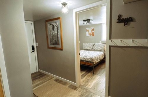 Roy House | Entire Guest Suite Near The Mountains