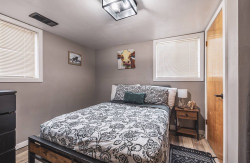 Roy House | Entire Guest Suite Near The Mountains