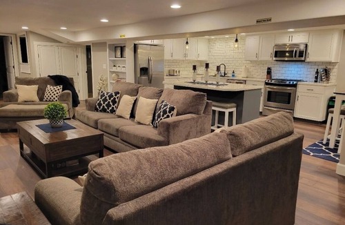 Canby Apartment | Entire Guest Unit - Cool Canby Crib-Full Basement