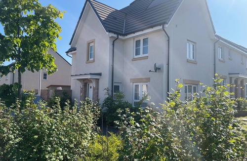 Blackburn House | Entire Home. 3 bedroom house in Edinburgh suburb