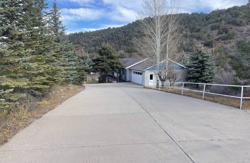 Glenwood Springs House | ENTIRE HOME 6 Bedrooms, 8 Beds, 3.5 Bath Close to Aspen Snowmass NEW RENNOVATION