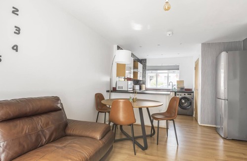 Levenshulme Apartment | Entire Home - Cosy 3 Bedroom House, Close to Levenshulme Station, 13 mins to Manchester City Centre