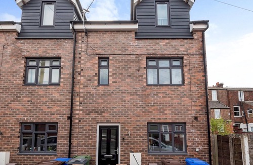 Levenshulme Apartment | Entire Home - Cosy 3 Bedroom House, Close to Levenshulme Station, 13 mins to Manchester City Centre