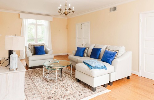 Venable House | Entire Home/Gorgeous Sunroom off Rugby Road - Walk to UVA and JPJ Arena!