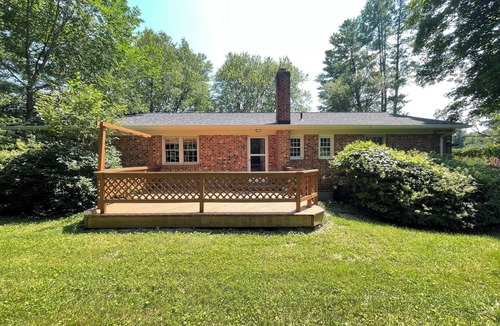 Great Falls House | Entire House 3BR/2BA Home in Great Falls – Prime Location W/Wifi & Parking