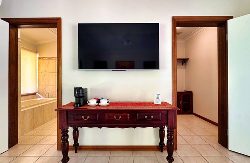 Aloomba Villa | Entire House, Ahana Hillside Nature Gateway - Cairns