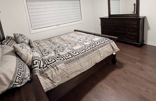 Milton House | Entire luxurious Retreat 4 Bedroom 2.5 washroom inMilton forlarge families of 10