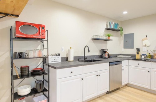 Eastside Apartment | Entire Modern Cozy 2BR Apt mins SU LeMoyne DT