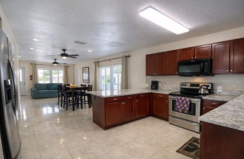 George Town House | Entire Private 2BR 2 Bath Townhouse Near Seven Mile Beach w/Balcony + Garden