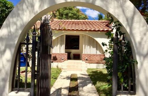 Seybold House | Entire private Beautiful 2 Bedroom plus Den House with gated front&back yard and Free parking 10min drive to Miami Beach