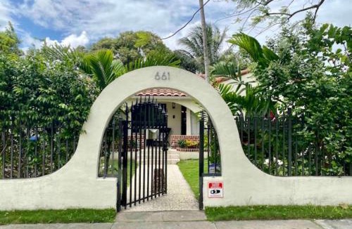 Seybold House | Entire private Beautiful 2 Bedroom plus Den House with gated front&back yard and Free parking 10min drive to Miami Beach