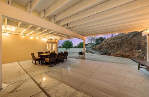 Mount Helix House | Entire Private Home with 6 Beds, King Bed, 6 Parking, Big Yard, 4 Bedrooms 2 Bathrooms, Available Now