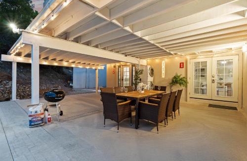 Mount Helix House | Entire Private Home with 6 Beds, King Bed, 6 Parking, Big Yard, 4 Bedrooms 2 Bathrooms, Available Now