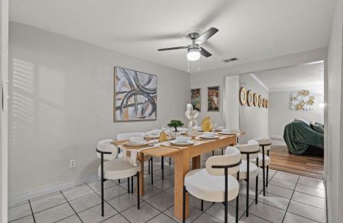 Mount Helix House | Entire Private Home with 6 Beds, King Bed, 6 Parking, Big Yard, 4 Bedrooms 2 Bathrooms, Available Now